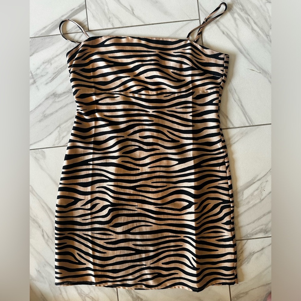 Lulu’s Women’s Black and Gold mini dress. Size M